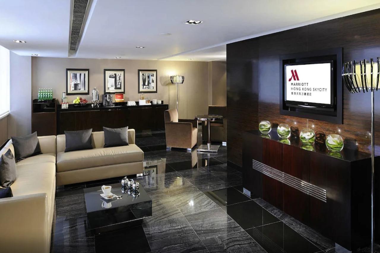 فندق هونغ كونغ سكاي سيتي ماريوت المظهر الخارجي الصورة The M Club lounge at the Marriott International Hotel in Hong Kong